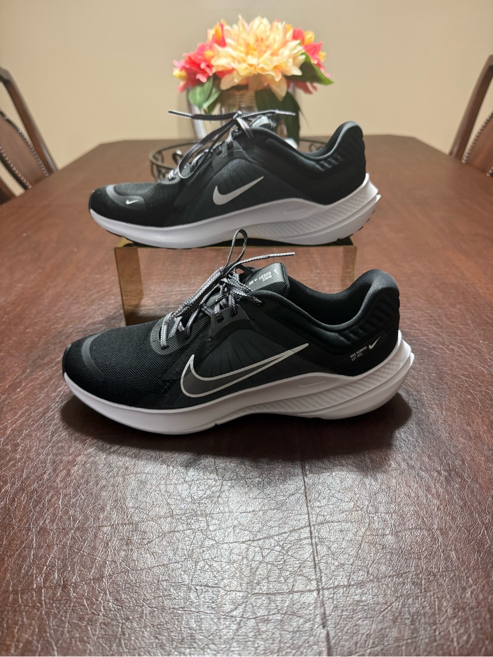 Nike Women’s Quest 5 Black and White size 9.5 Running Shoe Sneakers